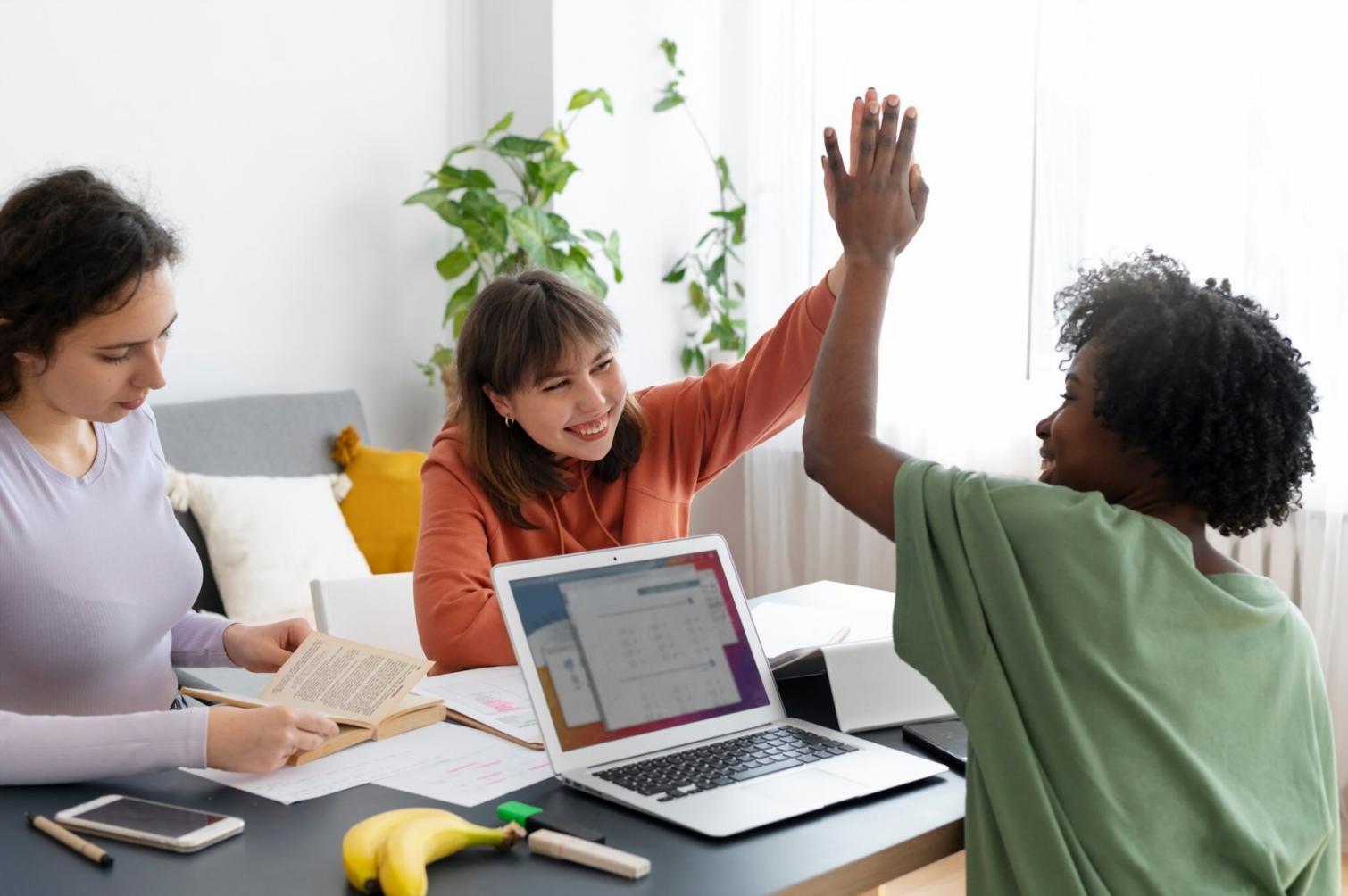 Espace de travail organisé avec documents financiers